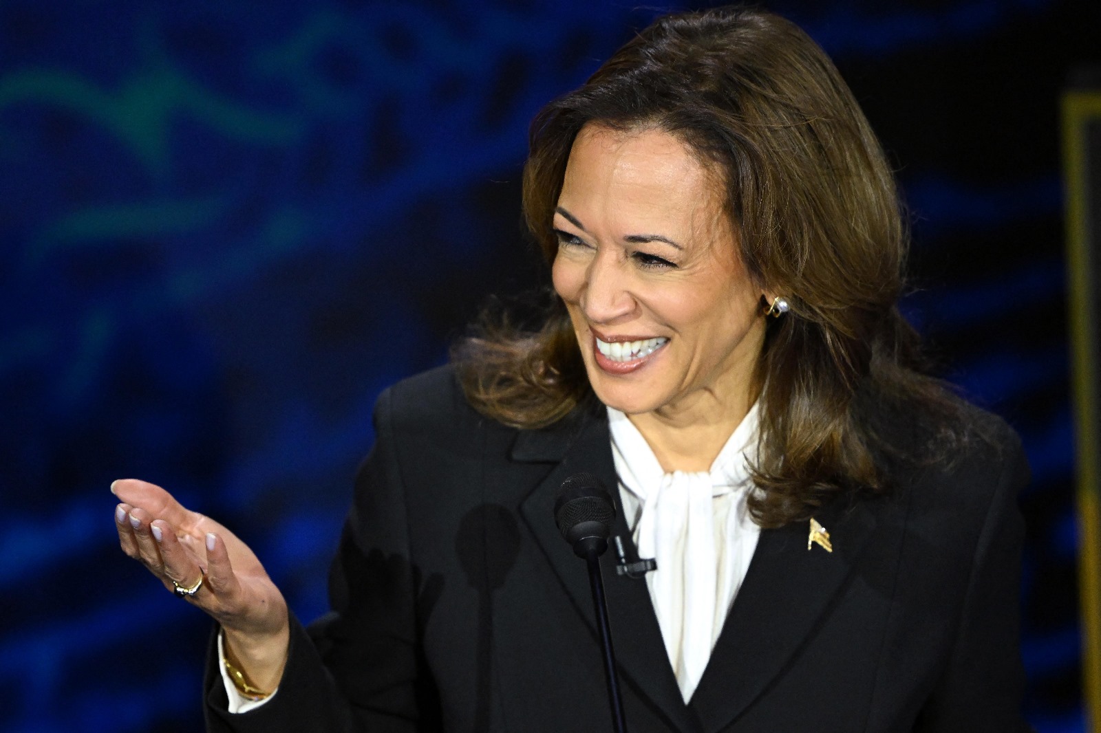 How Kamala Chumped Trump—Body Language